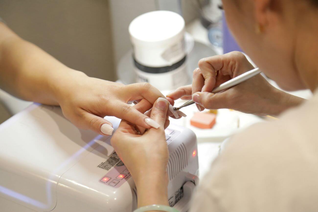 abrir o montar un salon de uñas-unsplash