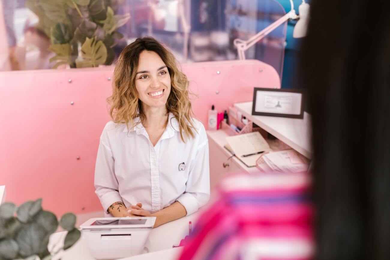 publicidad de un salón de belleza - pexels